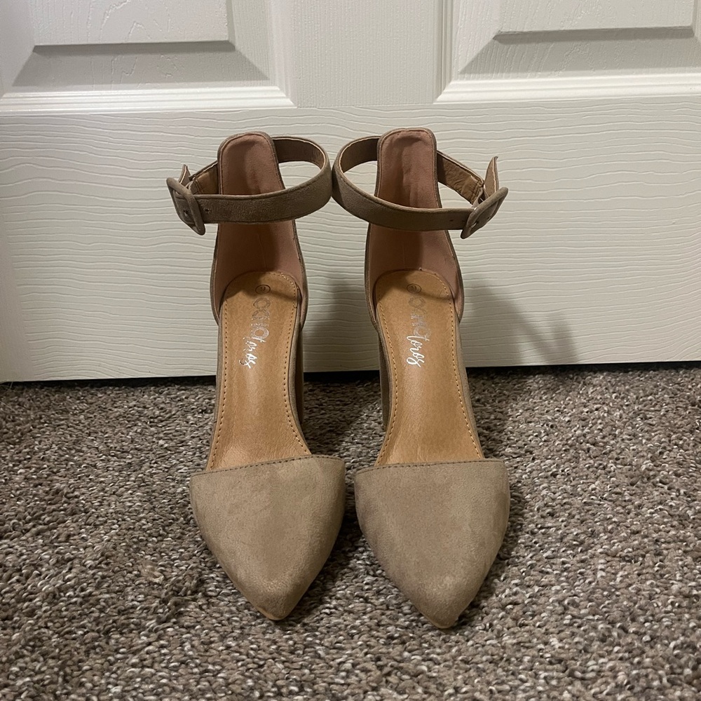 Women’s Size 9 Ocho Toros Taupe Heels